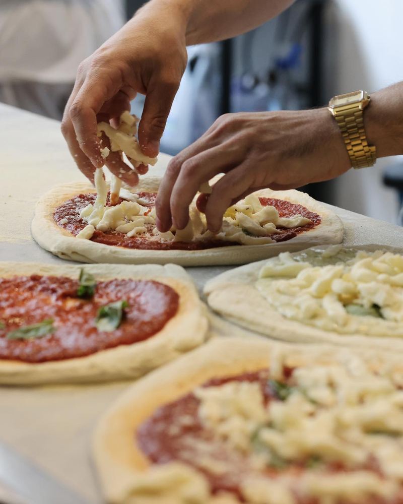 Garniture des pizzas à la main, fior di latte
