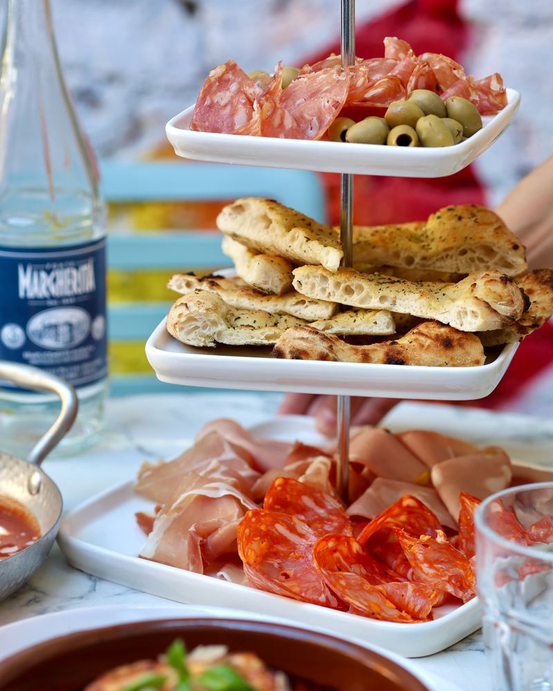 Étagère de charcuterie italienne, olives et focaccia