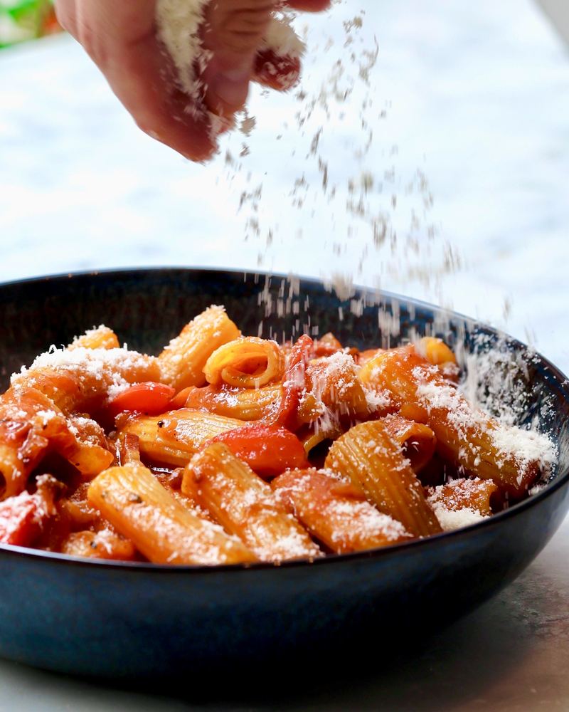 Rigatoni et parmesan râpé minute — voir sur Instagram
